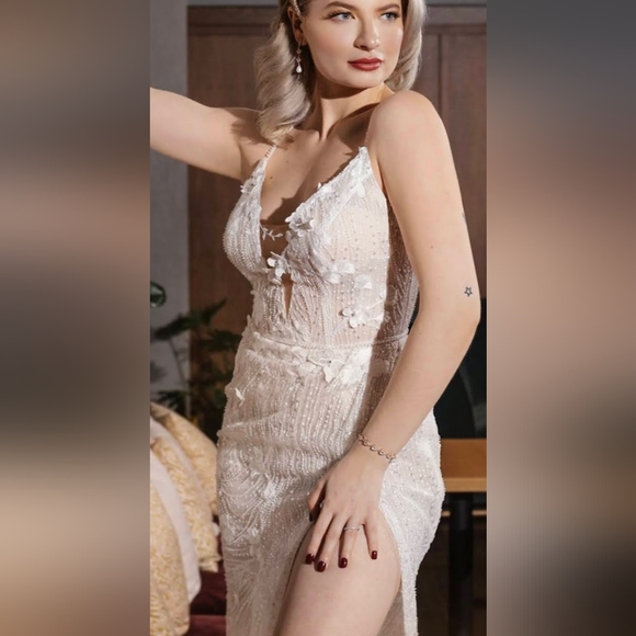 Wedding dress - Picture 7 of 11